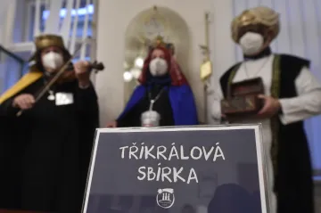 Tříkráloví koledníci opět vyrazili do ulic. Dárci můžou stejně jako loni přispět i on-line