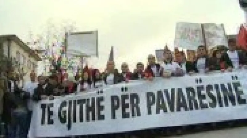 Kosovští Albánci demonstrují za nezávislost