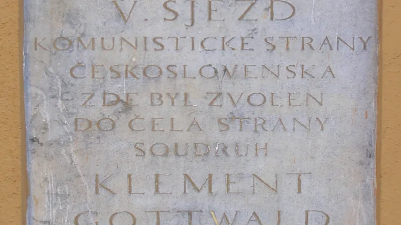 Detail pamětní desky na budově Domoviny