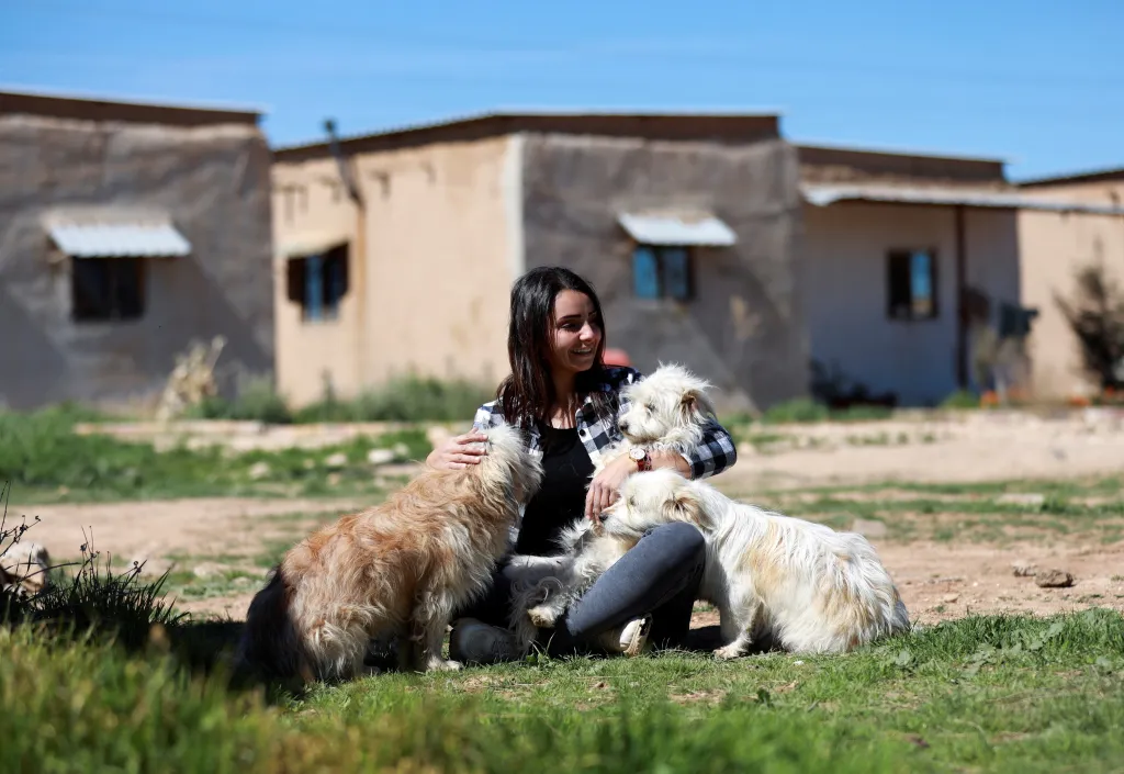 Jedna z obyvatelek se svými psy. Ženy i jejich děti zde nachází život bez násilí a útlaku