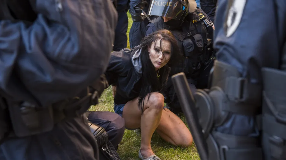 Při protiromském shromáždění na českobudějovickém sídlišti Máj zadrželi policisté desítky lidí