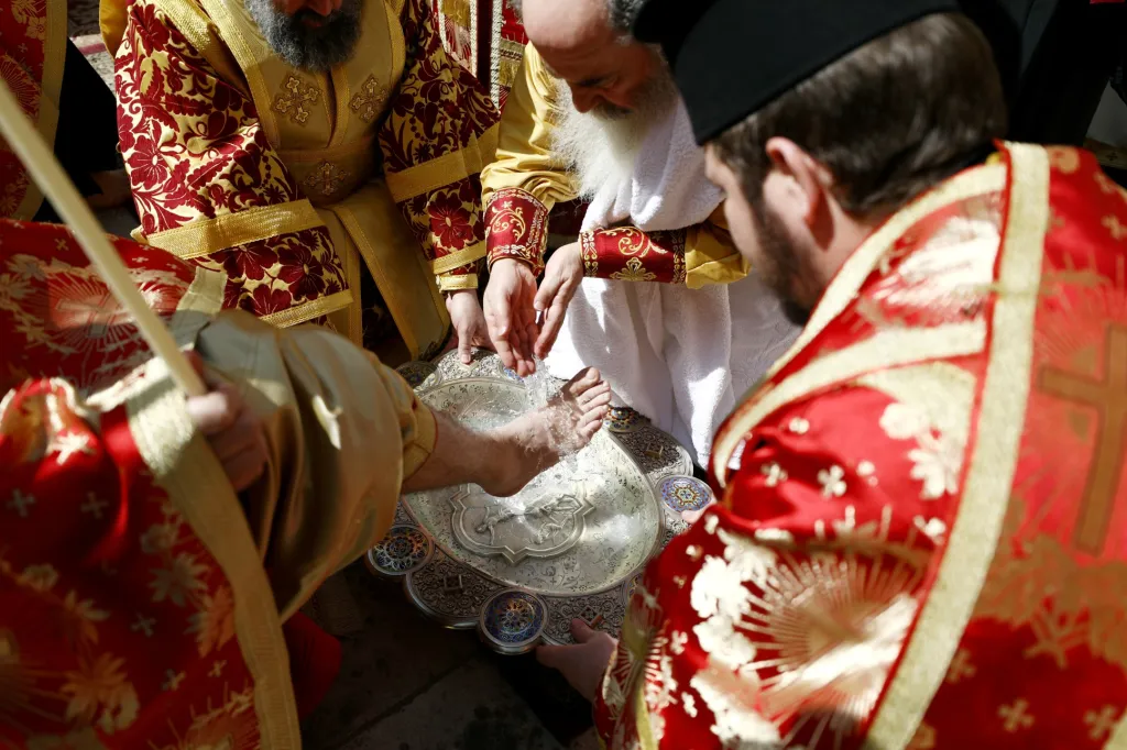 Ortodoxní patriarcha Theophilos III provádí ceremoniál „mytí nohou“ s omezeným počtem duchovních v řeckém pravoslavném patriarchátu ve starém městě v Jeruzalémě