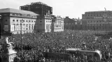Berlínská opera s rozestavěnou střechou v roce 1949. Před ní probíhají protesty během voleb