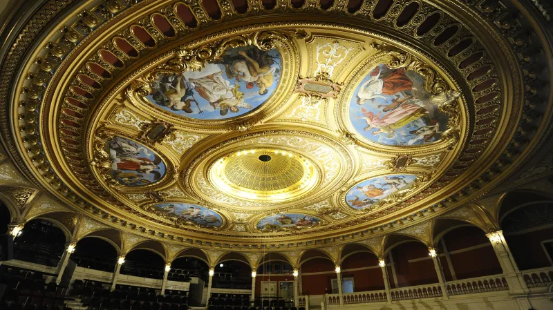 Restaurátoři opravili celý strop Mahenova divadla