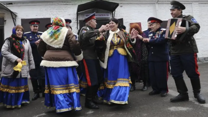 Místní kozáci tancují před volební místností v Rostově na Donu,  Autor: Sergej Pivovarov,  Zdroj: Reuters