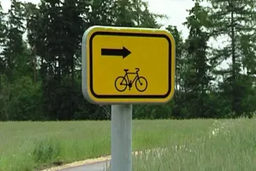 Cyklotrasa na soukromém pozemku: Tak se nechovali ani komunisti, stěžuje si majitel