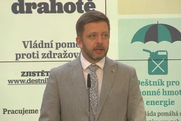 Vláda schválila pokračování milostivého léta. Podpořila i rozšíření NATO