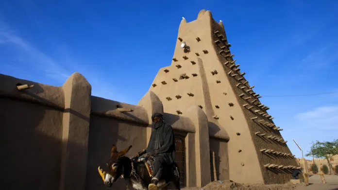 V malijském městě Timbuktu došlo na přelomu června a července roku 2012 také k demolici nejméně dvou hliněných svatyní zapsaných na seznamu UNESCO.