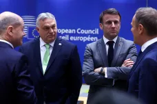 Státy EU zintenzivní a urychlí poskytování vojenské pomoci Ukrajině, rozhodl summit