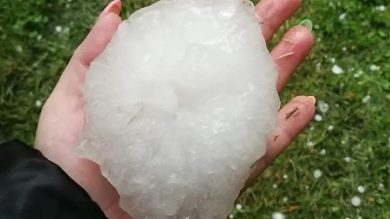 Foto největší letošní zdokumentované kroupy v Evropě