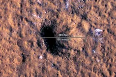 Pod povrchem Marsu se skrývaly obrovské kusy ledu. Odhalil je dopad meteoroidu, oznámila NASA