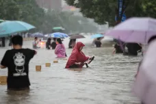 Střední Čínu zasáhly tisícileté deště. Voda zaplavila metro ve velkoměstě, armáda odstřelila nebezpečnou hráz