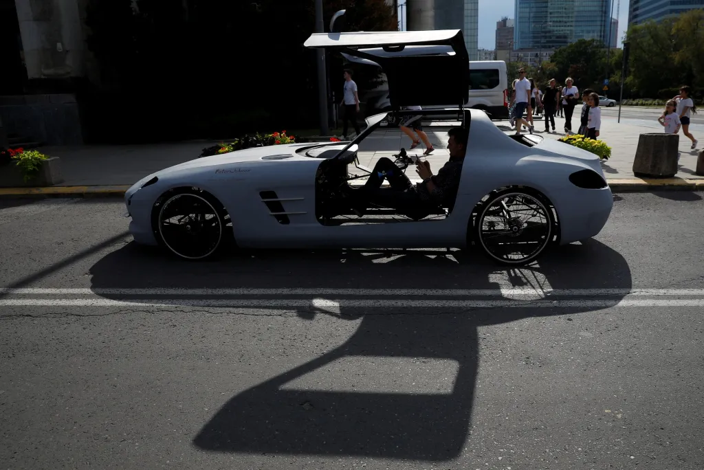 Ve Varšavě představil nadšenec do cyklistiky Andrzej Burek své cykloauto postavené na základě sportovního auta Mercedes SLS AMG