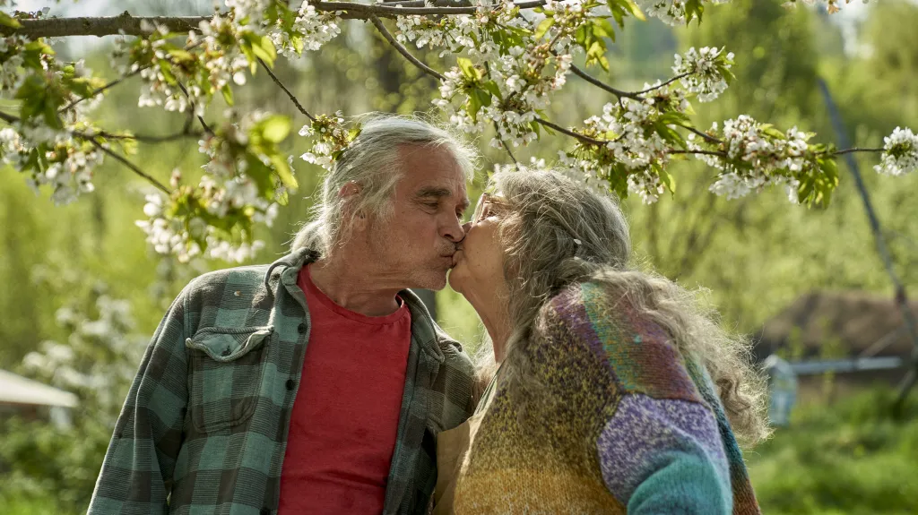 Oldřich Kaiser a Dáša Vokatá ve filmu Zahradníkův rok