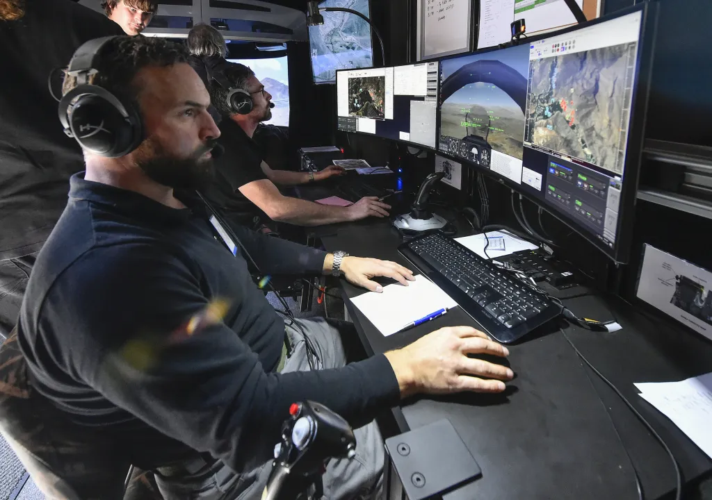 Velitel na základně může najednou sledovat výhled z letadla, cíl v mapě a označení samotným návodčím, což maximalizuje přesnost útoku