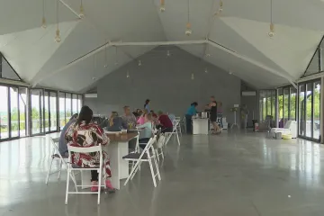 Dřív si tu páry říkaly svá ano, teď svatební resort plní uprchlíci před válkou. Prošlo jím přes tisíc lidí