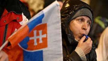 Žena během protivládních protestů na Slovensku