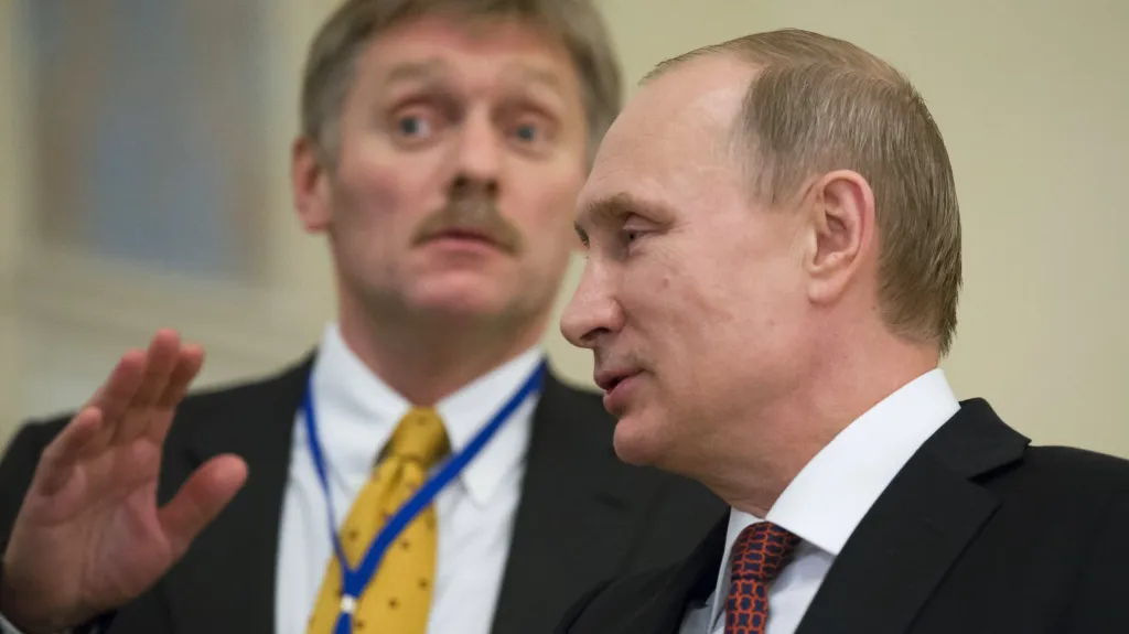 Mluvčí Dmitrij Peskov s ruským prezidentem Vladimirem Putinem