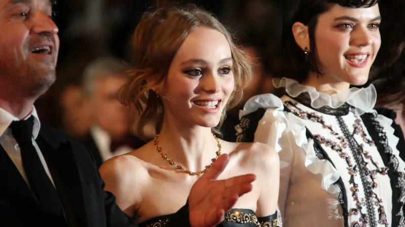 Lily-Rose Depp a Soko na festivalu v Cannes