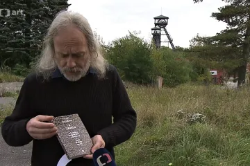 Recenze: Hruška v závalu není povrchní, naopak se noří hlouběji