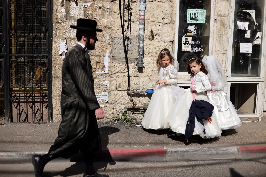 Jeruzalém zaplnila možná i nemožná stvoření. Dětské masky jsou jednou ze součástí oslav židovského svátku Purim