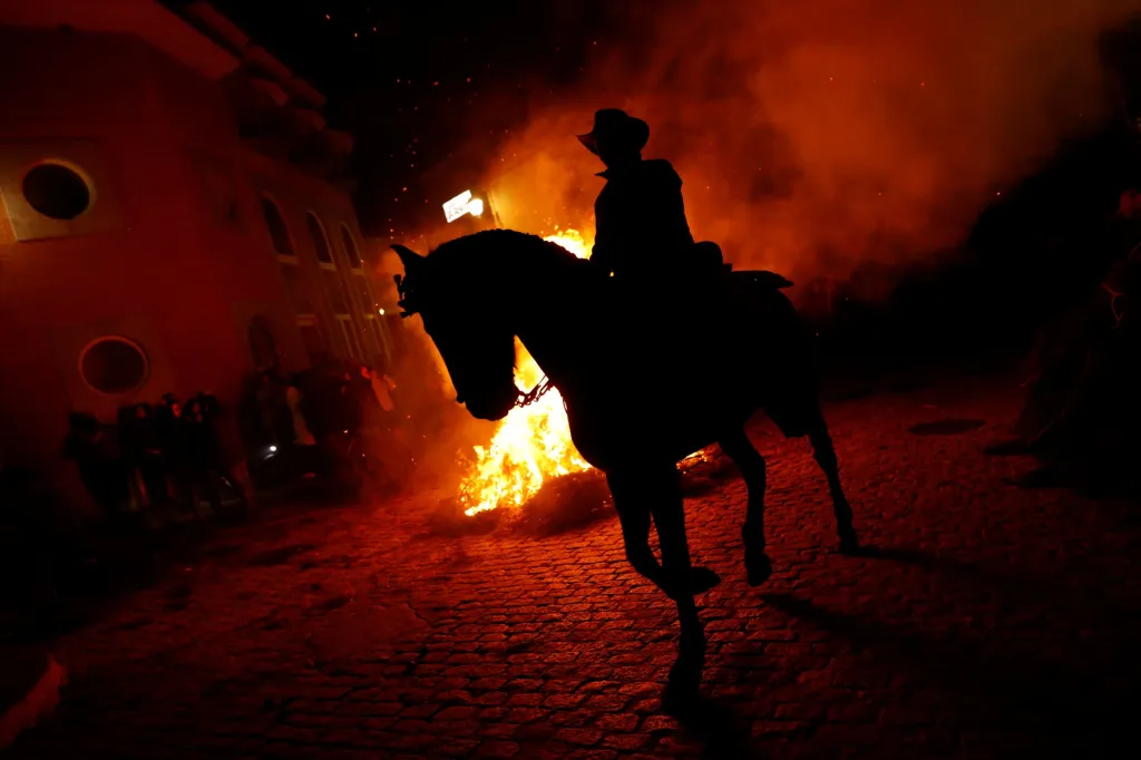 Koně skáčou přes oheň již 500 let