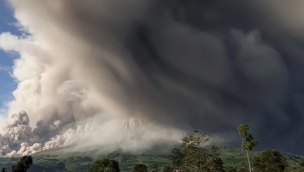 Indonéská sopka Mount Sinabung chrlí horký popel do výšky pěti kilometrů