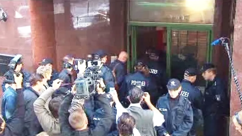 Policie vyklízí zavřenou mešitu v Hamburku