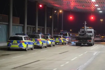 Provoz letiště v Hannoveru zastavil na několik hodin incident. Řidič vjel pod vlivem drog na letištní plochu