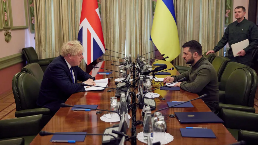 Britský premiér Boris Johnson jedná s ukrajinským prezidentem Volodymyrem Zelenským v Kyjevě