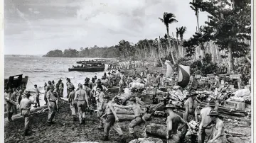 Vylodění amerických vojáků na Guadalcanalu.