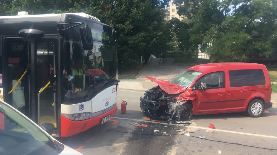 Nehoda autobusu a auta v Brně