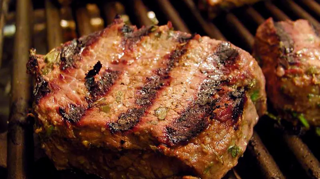 Steak na grilu