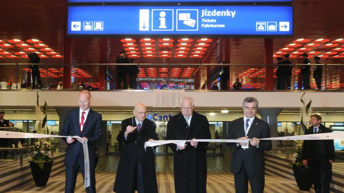 Rekonstruovanou halu otevřeli prezidenti ČR a Itálie Václav Klaus a Giorgio Napolitano
