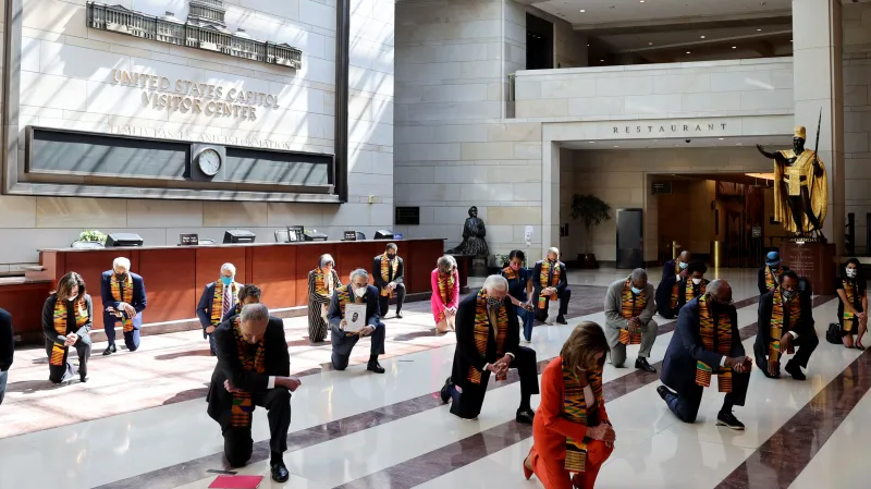 Demokratičtí kongresmani poklekli na památku George Floyda