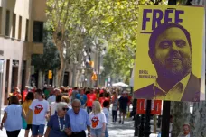 Bývalé katalánské vedení čelí obžalobě ze vzpoury, španělská prokuratura žádá až 25 let vězení
