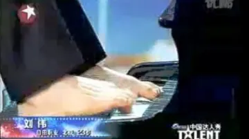Hra na klavír nohama