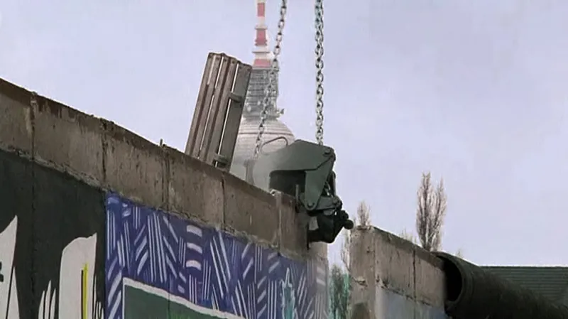 Demontáž berlínské East Side Gallery