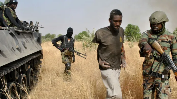 Nigerijští vojáci odvádějí jednoho z teroristů
