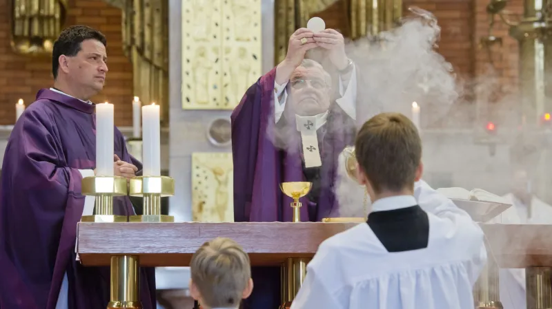 Dominik Duka sloužil mši při příležitosti oslav Mezinárodního dne Romů