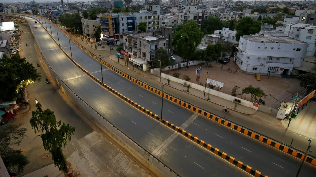 Téměř prázdné silnice v indickém městě Ahmadábád
