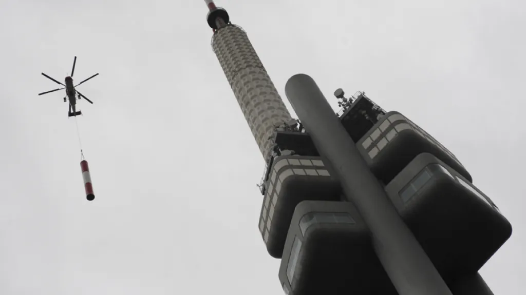 Výměna antény na žižkovském vysílači