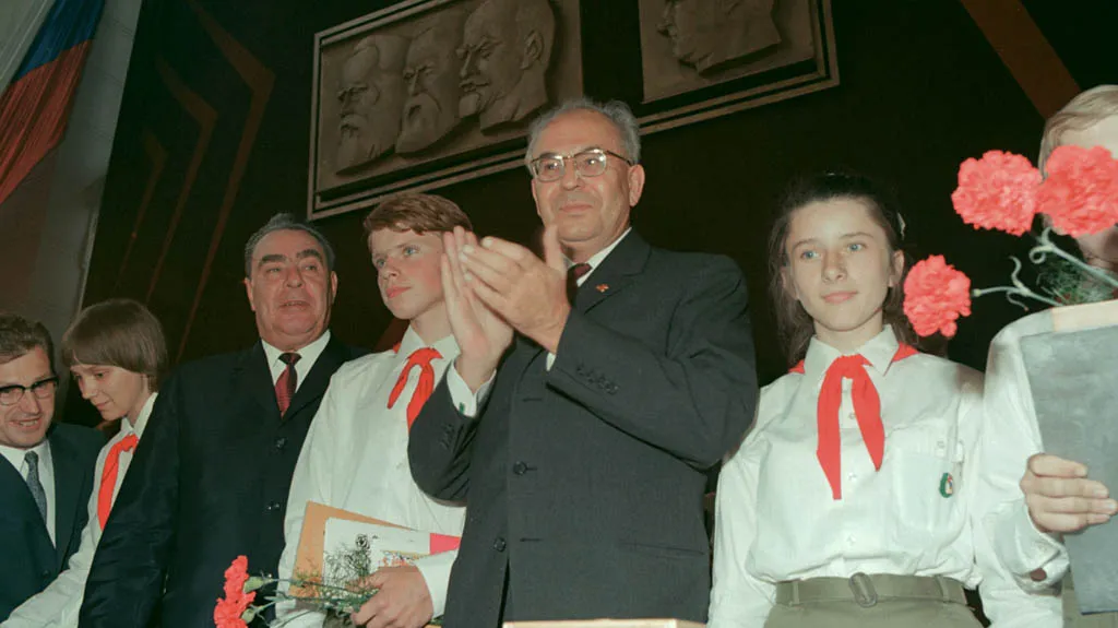 Gustáv Husák s pionýry