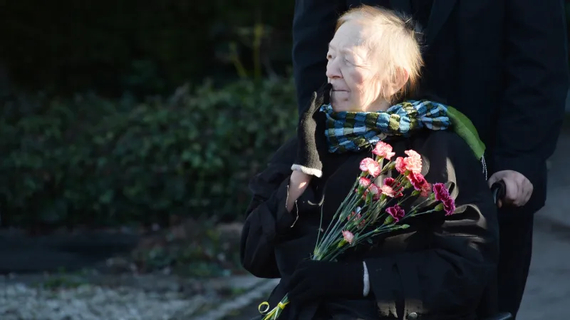 Jaroslava Hanušová na konci ledna na posledním rozloučení s Miloslavem Ransdorfem