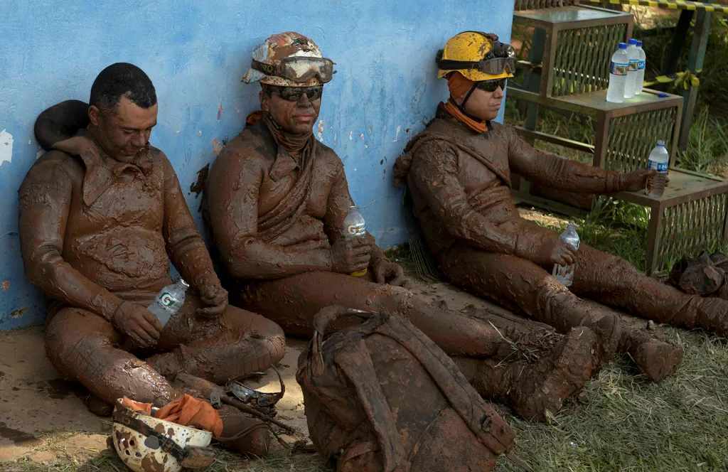 Členové záchranářského týmu po návratu z terénu po protržení odpadní nádrže v Brazílii