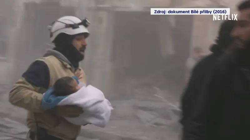 Záběr z dokumentu Bílé přilby