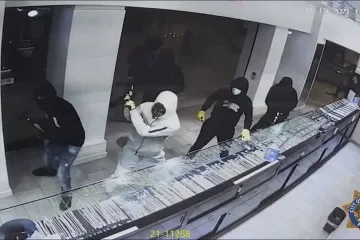 Obchody v USA přepadávají organizované gangy. Kvůli přeplněným věznicím ale často nekončí za mřížemi