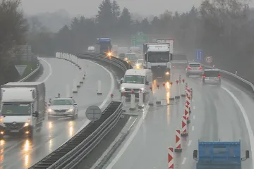  Dlouhé kolony, objížďky i zdržení. Po celém Česku začaly opravy silnic