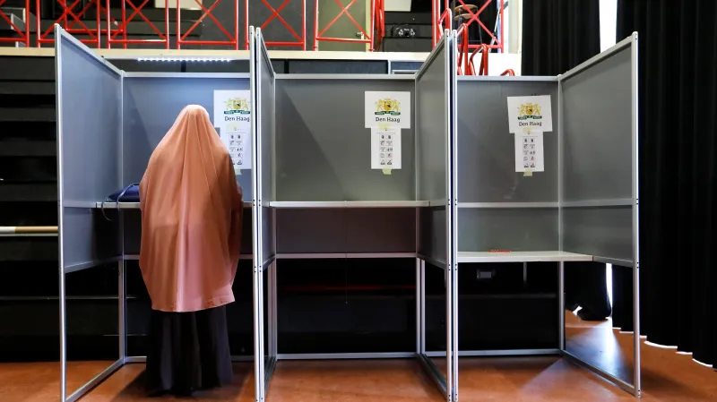 Studio 6 se zpravodajem ČT Bohumilem Vostalem a ekonomem Michalem Okrouhlíkem