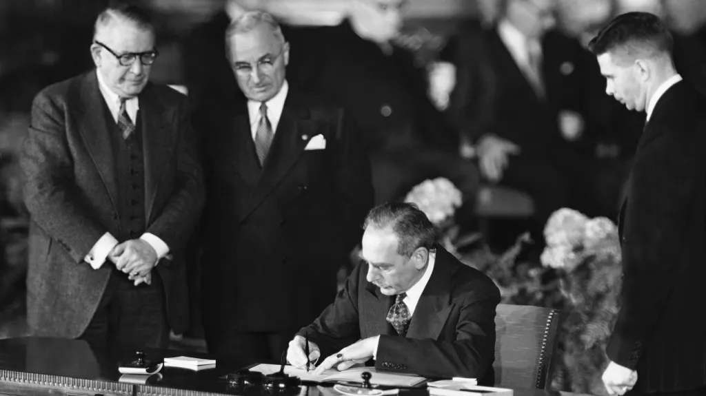 Americký ministr zahraničních věcí Dean Acheson podepisuje 4. dubna 1949 ve Washingtonu zakládající dohodu Severoatlantického paktu